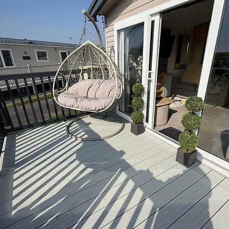 Lakeland 3 Bed, Deluxe Caravan Sleeps 8 *