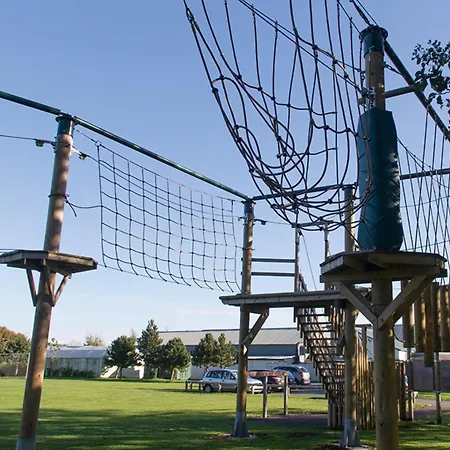 Camping Lakeland 3 Bed, Deluxe Caravan Sleeps 8 *