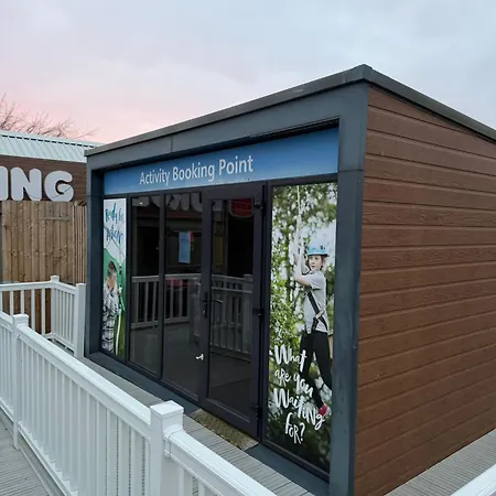 Camping Lakeland 3 Bed, Deluxe Caravan Sleeps 8 Flookburgh